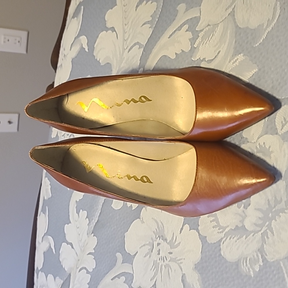 Nina, brown leather pumps, size 7